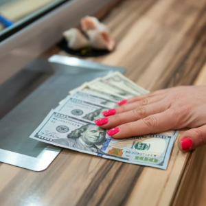 Скільки коштуватимуть 100 доларів в Україні: прогноз банкіра до 10 травня