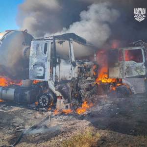 Спалахнули бензовози, є жертва: Росія атакувала стоянку вантажівок на Півдні Одещини