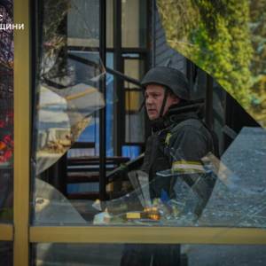 ДСНС показала наслідки ракетного удару по Одещині: вогонь охопив склади та поле пшениці