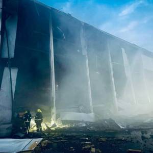 Ракетний удар по Одещині: дві людини постраждали, вогонь спалахнув на продуктовому складі