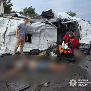 Смертельна аварія на трасі Одеса-Миколаїв: автобус врізався у фуру, загинуло 9 людей