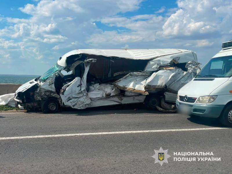 Поліція з’ясовує обставини потрійної ДТП в Одеській області Поліція з’ясовує обставини потрійної ДТП в Одеській області