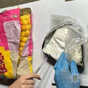 Одесит перевозив кокаїн у рюкзаку семирічної доньки