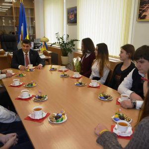 Молодежь Измаила прошлась "коридорами власти" и пила чай с мэром  и первыми лицами города (ФОТО)