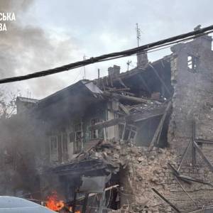 В Одесі горить житловий будинок після удару російського дрона: є постраждалі