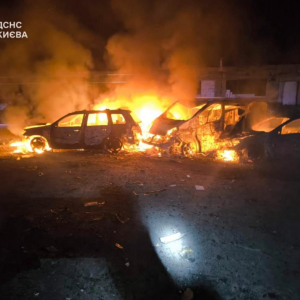 Росіяни завдали нічного удару по Києву: палали автівки, виникли пожежі у багатоповерхівках