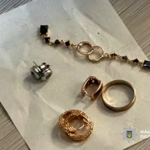 В Одесі двоє псевдо-поліцейських пограбували подружжя