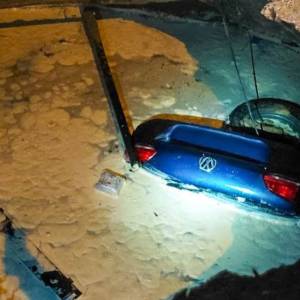 В Одесі легковик під час руху провалився під землю в яму з водою