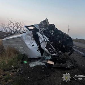 Смертельне зіткнення на трасі Одеса – Миколаїв: вантажівка протаранила два мікроавтобуси