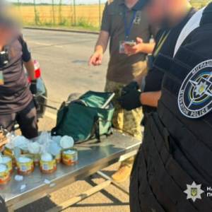 Тушонка з "сюрпризом": на Одещині 19-річну дівчину спіймали з трьома кілограмами психотропу