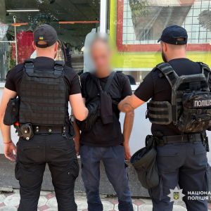 В Одесі чоловік кілька разів ударив відвідувача супермаркету ножем: постраждалий помер у лікарні