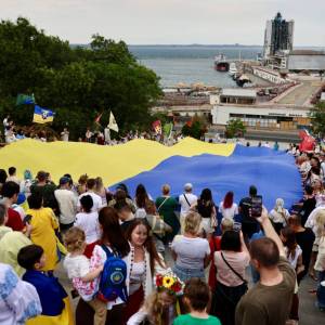 35 метрів Незалежності: Потемкінськими сходами пронесли гігантський прапор України, а Дюка одягли у вишиванку