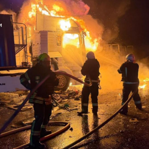 Росіяни вдарили по вантажівках із зерном в Одеській області, є загиблий та поранені