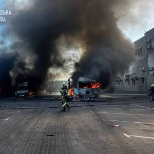 Денний удар по Одеській області: двоє людей постраждали, загорілися вантажівки з товарами