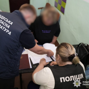 На Одещині мати та її співмешканець змушували шестирічного хлопчика зніматися у порноконтенті