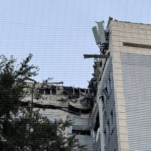 Вночі ворог вдарив по Одесі: постраждали дві людини, пошкоджено лікарню та гімназію