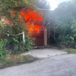 Серія атак на Одеську область: пошкоджено приватні будинки та логістичне відділення, є загиблий