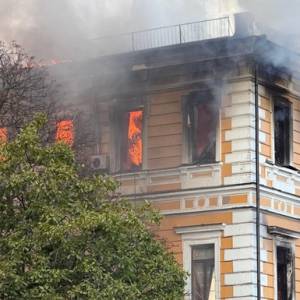 У Києві палає будівля НАН України після атаки БпЛА