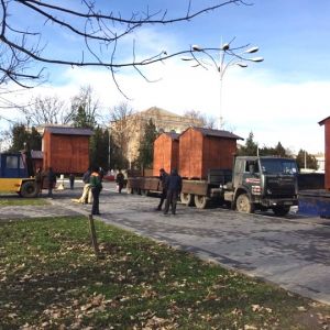 В Измаиле на площади Победы идет установка торговых домиков для новогодней ярмарки (ФОТО, ВИДЕО)