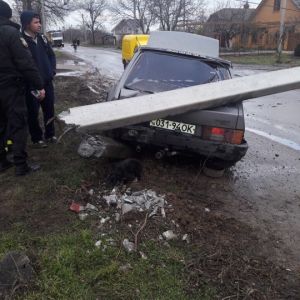 В Измаиле водитель снес опору ЛЭП, после чего она рухнула на авто (ФОТО)