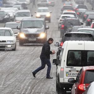Непогода в Украине: движение транспорта ограничено в пяти областях