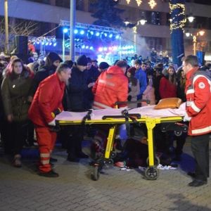 Студентку тяжело ранило петардой на открытии елки в Ивано-Франковске