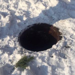 В РФ женщина упала в люк и нашла там пропавшего ребенка