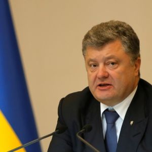 Порошенко подписал мораторий на продажу земли