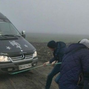 Дорога на Килию: микроавтобус провалился в яму с грязью