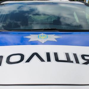 Полицейскому пришлось стрелять в автомобиль, чтобы спасти напарницу, которую пытались переехать