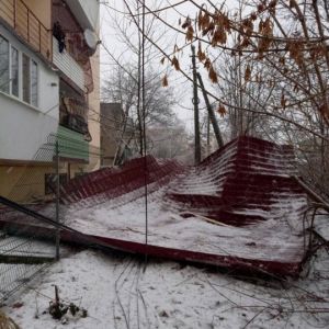 В Измаиле ветром сорвало крышу на многоэтажке по улице Кишиневской (ФОТО)