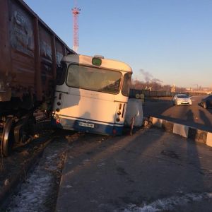 Пассажирский автобус столкнулся с поездом: шесть человек пострадали (ФОТО)