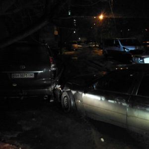 В Измаиле пьяный водитель въехал в припаркованный автомобиль (ФОТО)