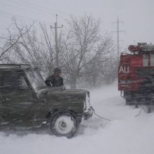В Одесской области спасатели вытащили из снежных заносов четыре грузовика