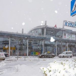 "Не поделили самолет". В аэропорту "Киев" задерживается рейс из-за драки пассажиров