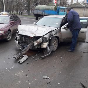 В Измаиле на проспекте Суворова произошло ДТП: грузовик влетел в здание, есть пострадавшие(ФОТО)