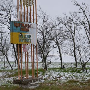 На автодороге "Измаил - Болград" в снегу застрял микроавтобус с людьми. Им нужна помощь