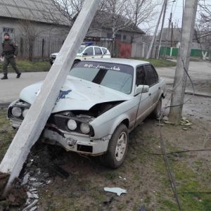 В Измаиле BMW не справился с управлением и снес опору ЛЭП (ФОТО)