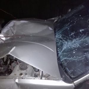 Под Измаилом, ночью, водитель Mazda не справился с управлением и снес опору ЛЭП, после чего въехал в дом (ФОТО)