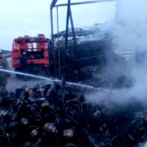 На трассе в Одесской области загорелся грузовик с посудой