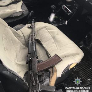 В Одессе патрульные задержали вооруженного и пьяного сотрудника охранной фирмы, который катался по городу с включенной сиреной (ФОТО)