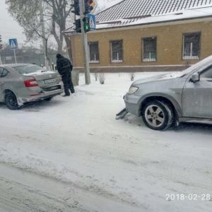 Каток: в Измаиле на скользкой дороге Mitsubishi догнал Skoda (ФОТО)