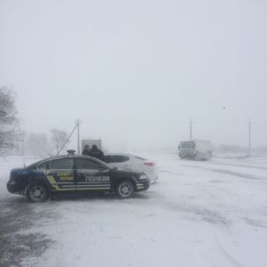 На въезде в Измаил сотрудники полиции, в связи со сложными погодными условиями, регулируют движение большегрузного транспорта (ФОТО)