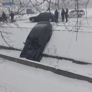 В Измаиле автомобиль Subaru слетел в ливневку. Авто извлекали при помощи спецтехники (ВИДЕО, ФОТО)