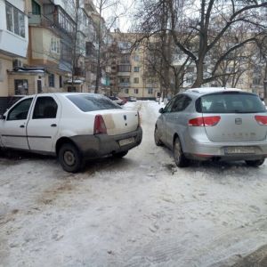 В Измаиле во дворе не разминулись DACIA и SEAT (ФОТО)