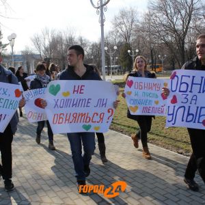В Измаиле горожанам предложили бесплатные объятия (ФОТО)