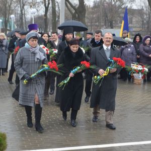 Исполнилось 204 года со дня рождения Тараса Шевченко. В Измаиле возложили цветы к памятнику Кобзарю (ФОТО)