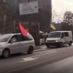 К дому Авакова устроили автопробег