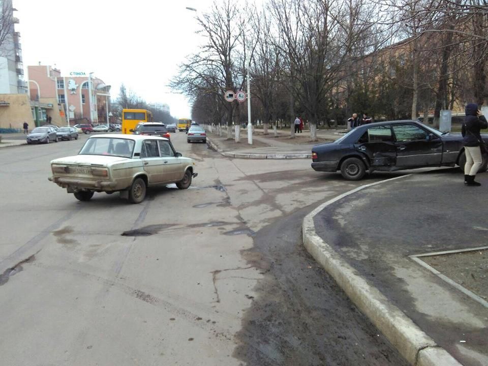 В Измаиле на проспекте Мира снесли дорожный знак, два авто повреждены (ФОТО) В Измаиле на проспекте Мира снесли дорожный знак, два авто повреждены (ФОТО)
