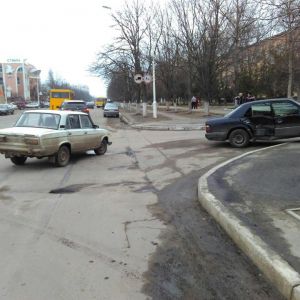 В Измаиле на проспекте Мира снесли дорожный знак, два авто повреждены (ФОТО)